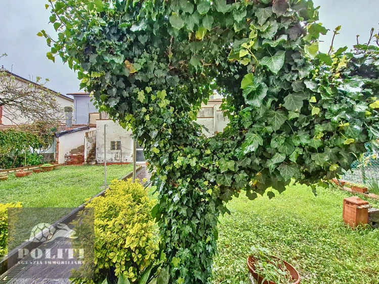 Terratetto sue due piani con ampio giardino privato a Ponzano