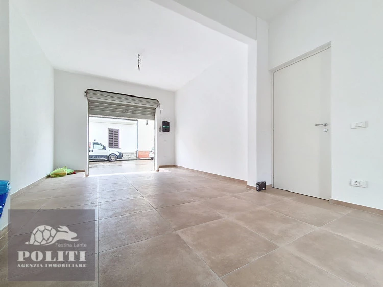 Ampio garage Terratetto sue due piani con giardino privato a Ponzano
