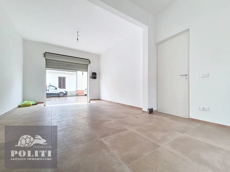 Ampio garage Terratetto sue due piani con giardino privato a Ponzano