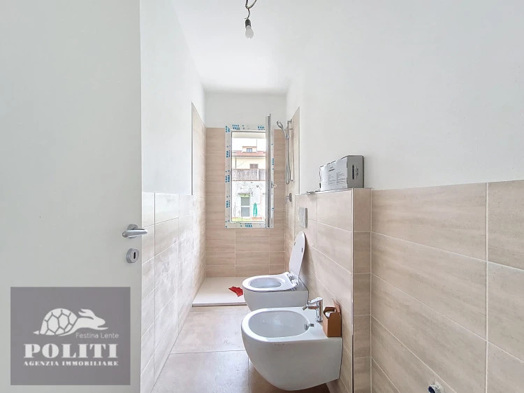 Bagno con doccia Terratetto sue due piani con giardino privato a Ponzano