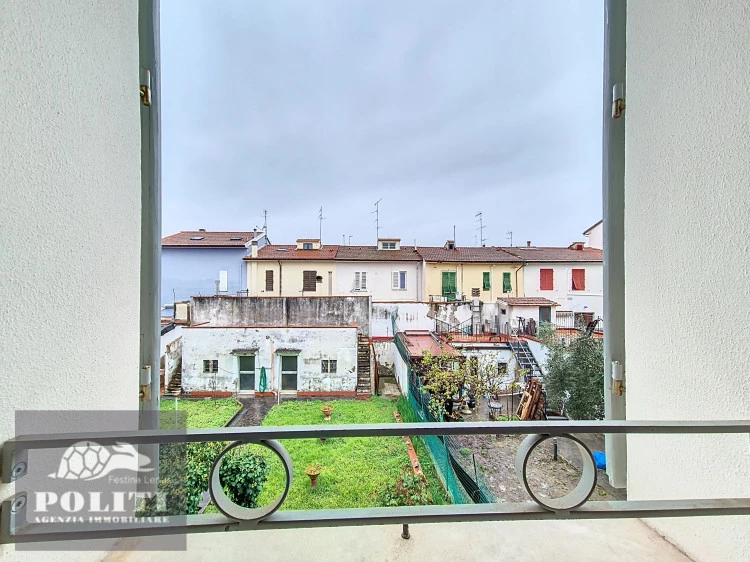 Ampia camera con vista Terratetto sue due piani con giardino privato a Ponzano