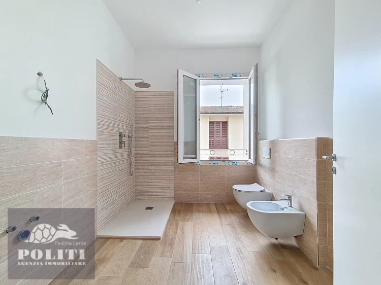 Bagno con doccia Terratetto sue due piani con giardino privato a Ponzano