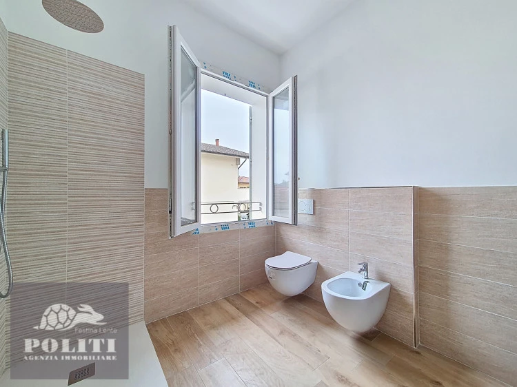 Bagno con doccia Terratetto sue due piani con giardino privato a Ponzano