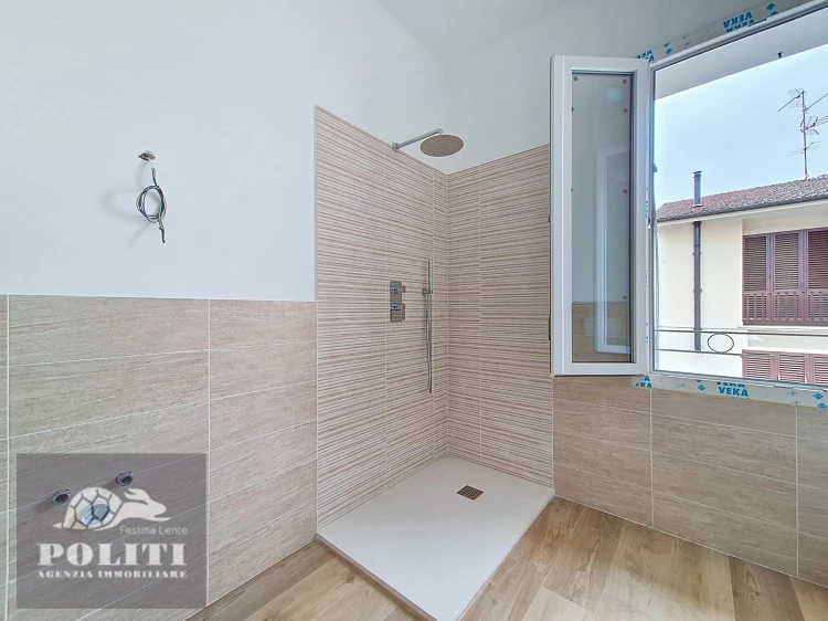 Bagno con doccia Terratetto sue due piani con giardino privato a Ponzano