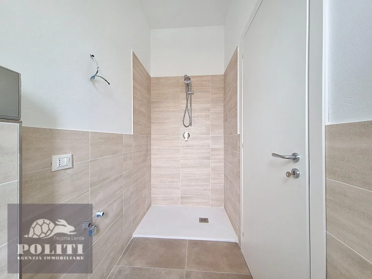 Bagno con doccia Terratetto sue due piani con giardino privato a Ponzano