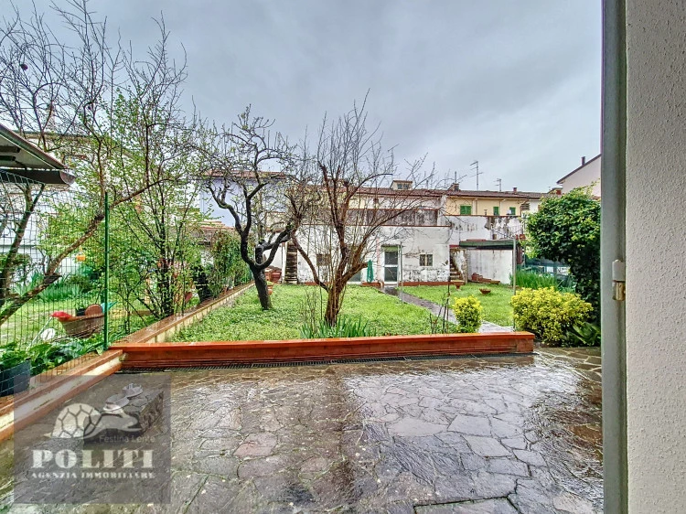 Terratetto sue due piani con ampio giardino privato a Ponzano