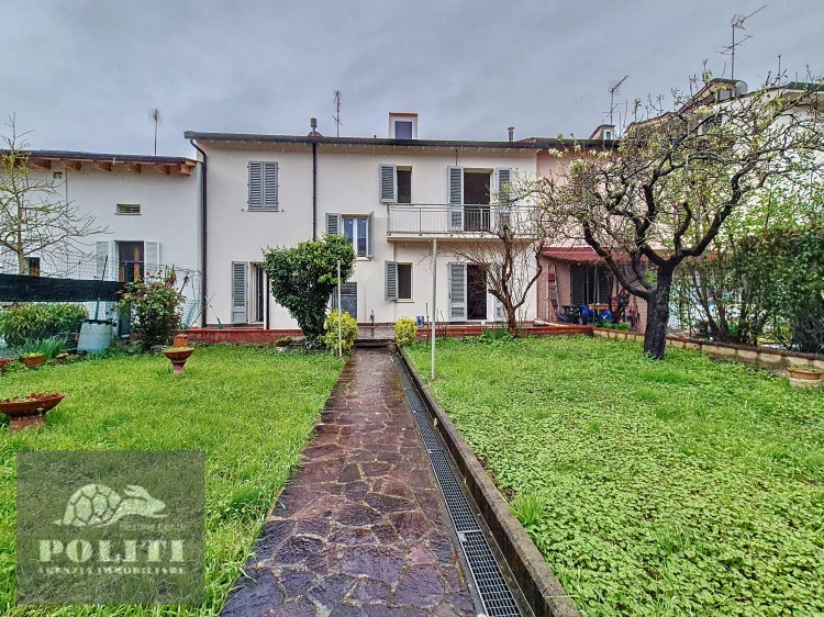Terratetto sue due piani con ampio giardino privato a Ponzano