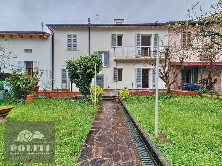 Terratetto sue due piani con ampio giardino privato a Ponzano