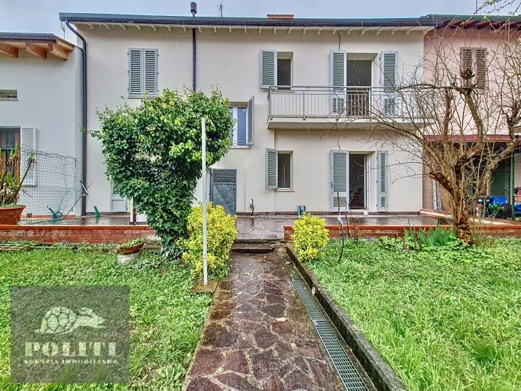 Terratetto sue due piani con ampio giardino privato a Ponzano