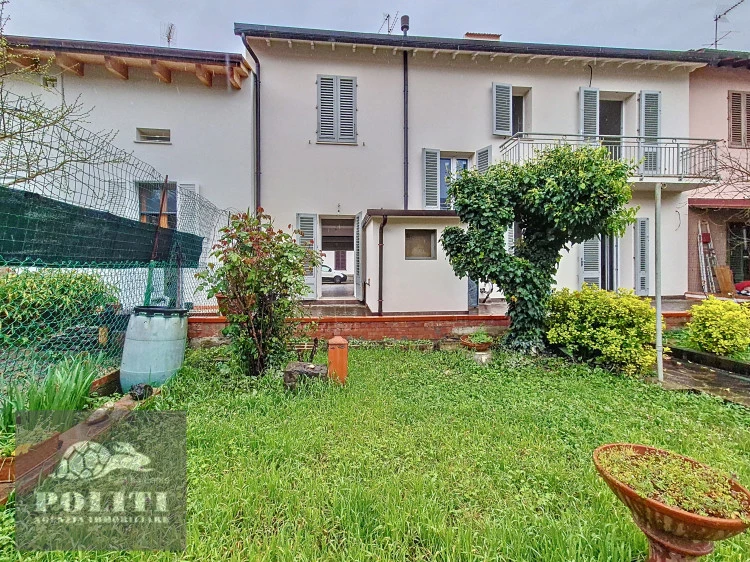 Terratetto sue due piani con ampio giardino privato a Ponzano