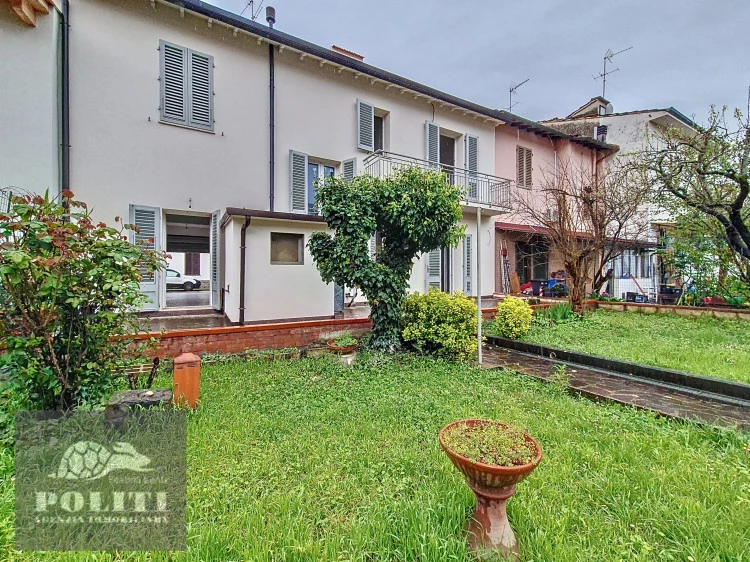 Terratetto sue due piani con ampio giardino privato a Ponzano