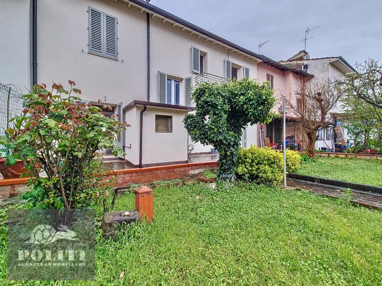 Terratetto sue due piani con ampio giardino privato a Ponzano