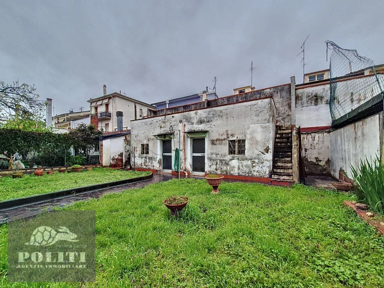 Terratetto sue due piani con ampio giardino privato a Ponzano