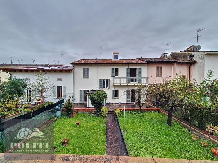 Terratetto sue due piani con ampio giardino privato a Ponzano