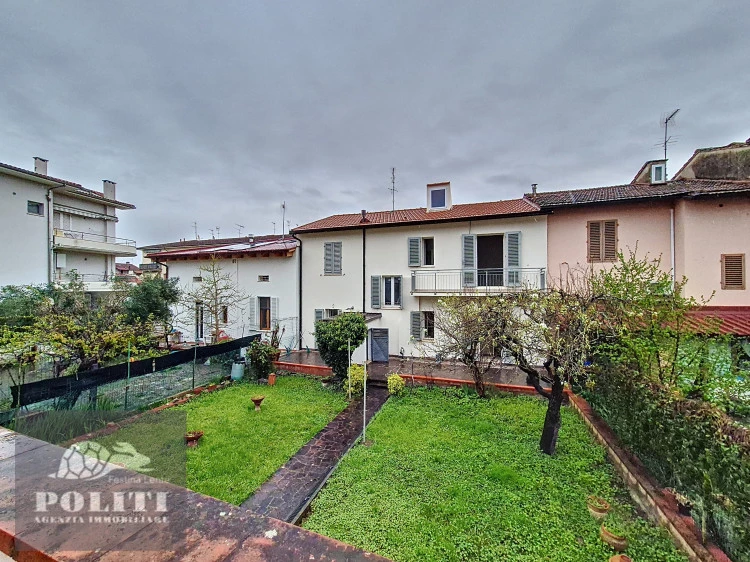 Terratetto sue due piani con ampio giardino privato a Ponzano