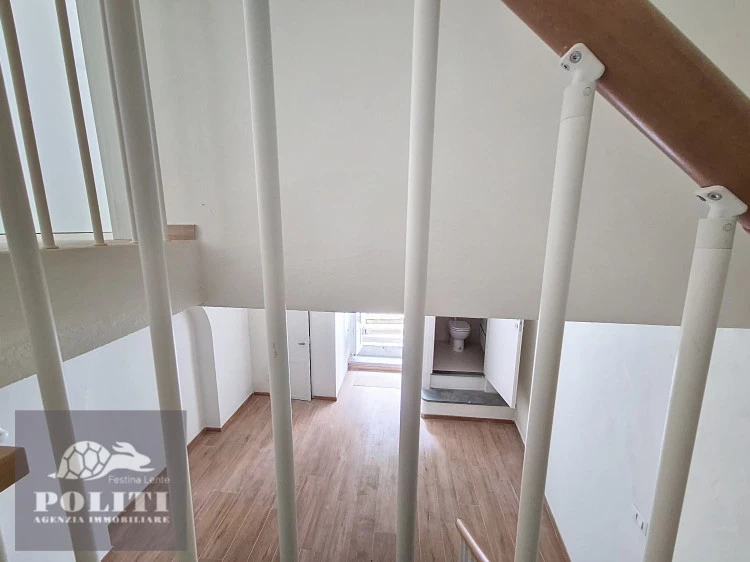scala in legno appartamento Empoli a due passi dalla stazione