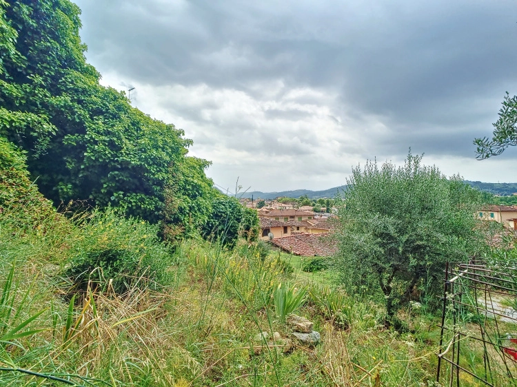 capraia e limite appartamento di 3 vani in vendita con ampio giardino