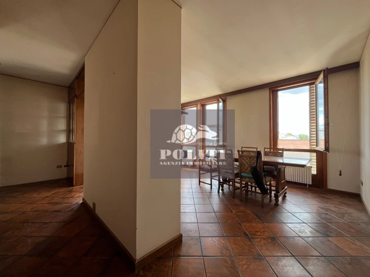 Appartamento luminoso 155 mq frazione di San Miniato con tre camere due bagni due terrazzi ascensore e garage privato