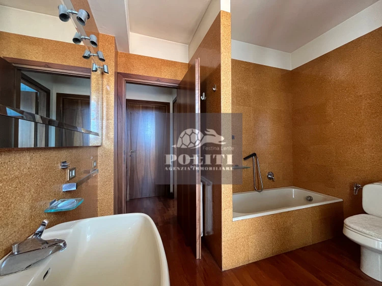 Appartamento signorile luminoso 155 mq frazione San Miniato con tre camere due bagni due terrazzi ascensore e garage privato