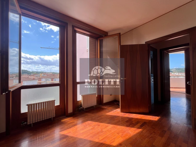 Appartamento signorile luminoso 155 mq frazione San Miniato con tre camere due bagni due terrazzi ascensore e garage privato