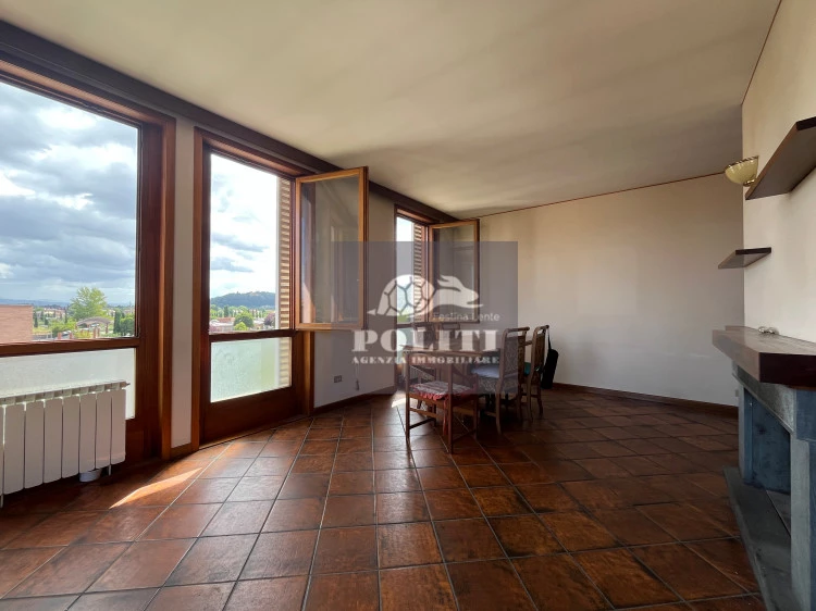 Appartamento luminoso 155 mq frazione di San Miniato con tre camere due bagni due terrazzi ascensore e garage privato