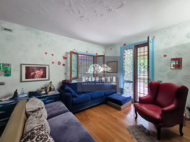 Salone abitabile con porta finestra villa bifamiliare ottima zona residenziale montelupo fiorentino