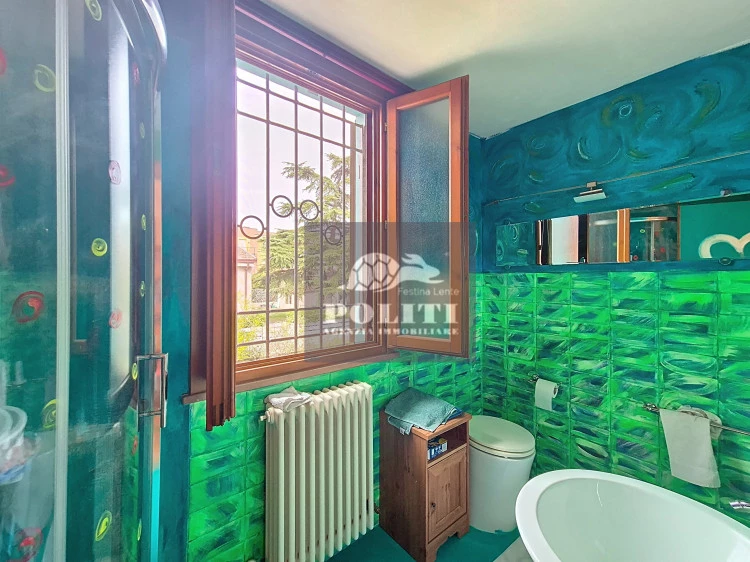 Ampio bagno finestrato villa bifamiliare ottima zona residenziale montelupo fiorentino
