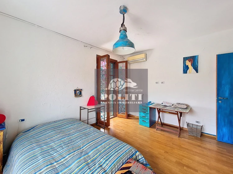 Ampia luminosa camera matrimoniale finestrata villa bifamiliare ottima zona residenziale montelupo fiorentino