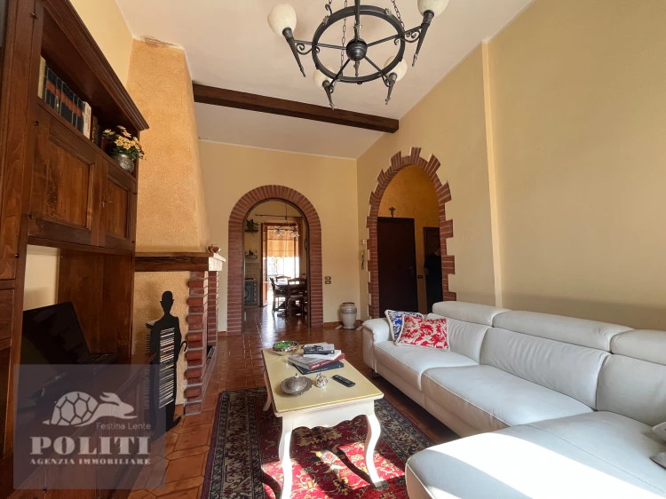 Appartamento signorile in ottima zona Castelfiorentino con giardino privato e posto auto