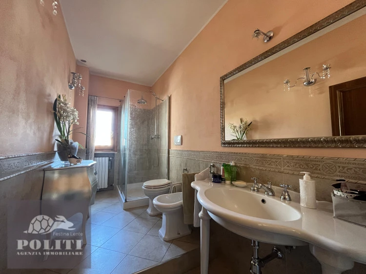 Appartamento signorile in ottima zona Castelfiorentino con giardino privato e posto auto