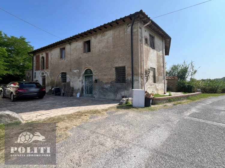 Villa rustica da ristrutturare ottima zona appena fuori empoli con terreno annesso