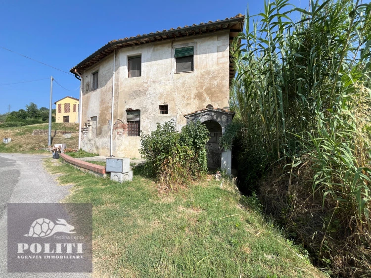 Villa rustica da ristrutturare ottima zona appena fuori empoli con terreno annesso