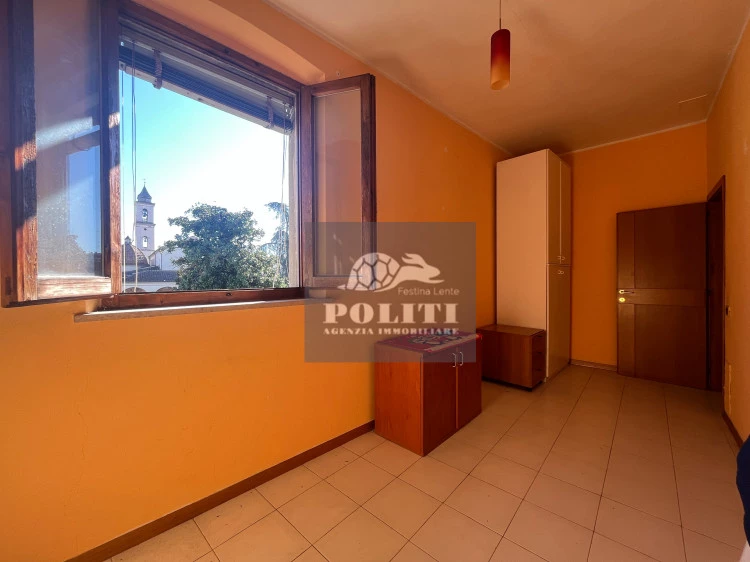 Luminosa Camera Matrimoniale da letto 5 Vani Spazioso e Luminoso in Ottima Zona Residenziale a Empoli