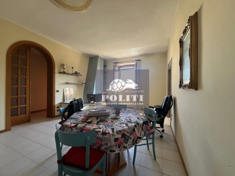 Ampio e Luminoso Soggiorno con Camino 5 Vani Spazioso e Luminoso in Ottima Zona Residenziale a Empoli