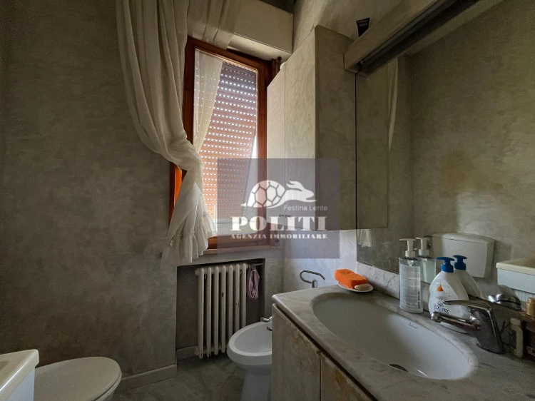 Ampio bagno luminoso Appartamento Panoramico con Garage privato e Giardino a San Miniato