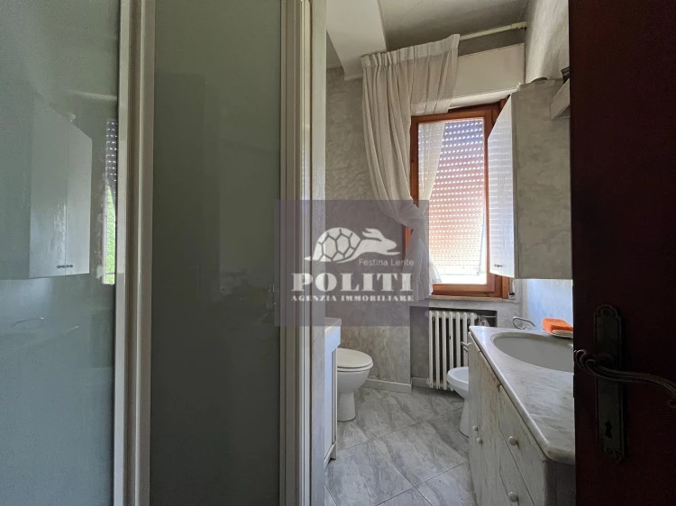 Ampio bagno luminoso Appartamento Panoramico con Garage privato e Giardino a San Miniato