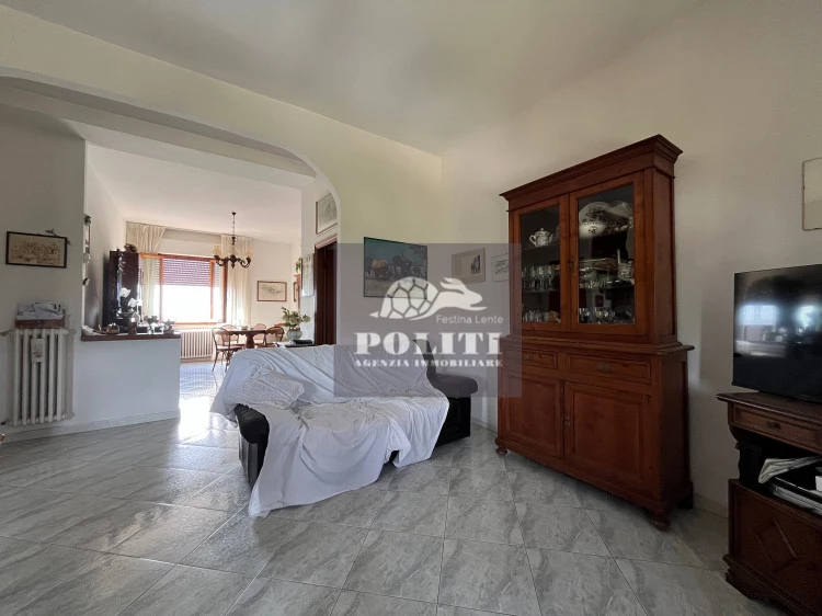 Ampio salone luminoso Appartamento Panoramico con Garage privato e Giardino a San Miniato