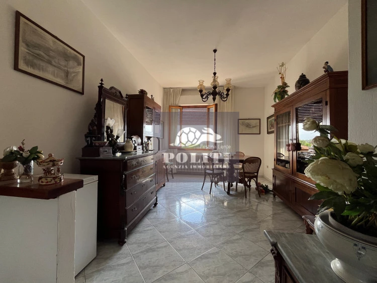 Ampio salone luminoso Appartamento Panoramico con Garage privato e Giardino a San Miniato