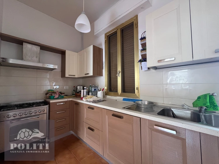 Cucina con portafinestra su giardino Terratetto a due passi da Montelupo Fiorentino con giardino privato