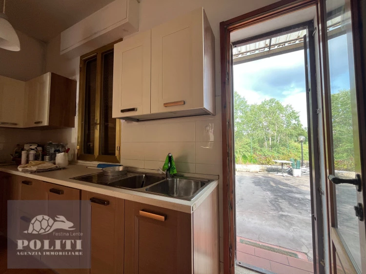 Cucina con portafinestra su giardino Terratetto a due passi da Montelupo Fiorentino con giardino privato