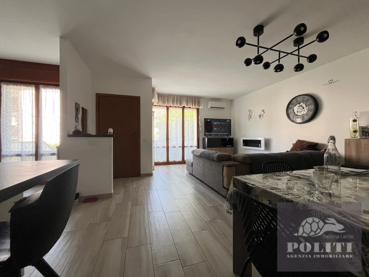 Spazioso appartamento in ottima zona residenziale a Vinci con garage e giardino privato