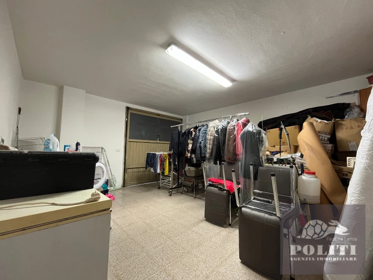 appartamento con tre camere matrimoniali e taverna abitabile in ottima zona residenziale a Vinci garage e giardino privato