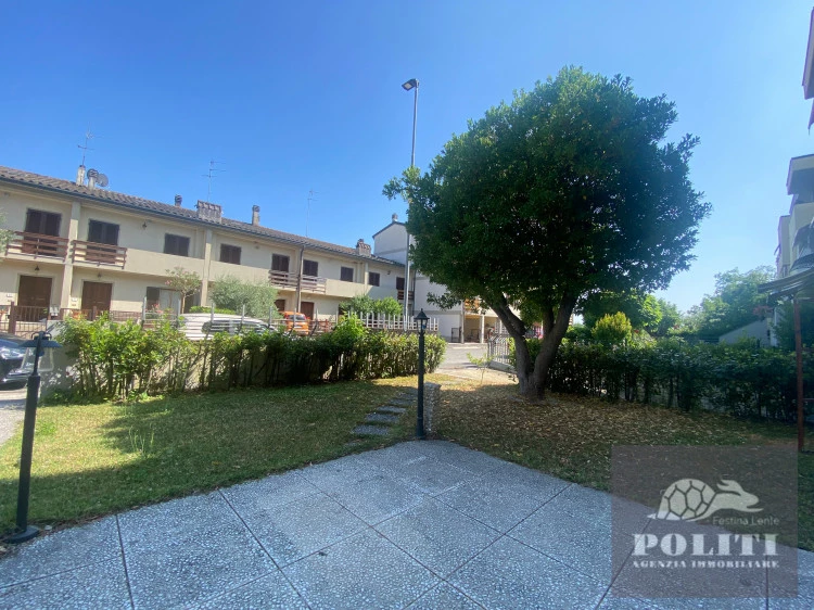 appartamento con tre camere matrimoniali e taverna abitabile in ottima zona residenziale a Vinci garage e giardino privato