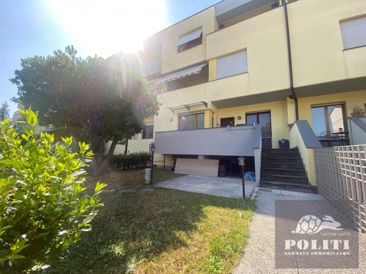 Spazioso appartamento in ottima zona residenziale a Vinci con garage e giardino privato