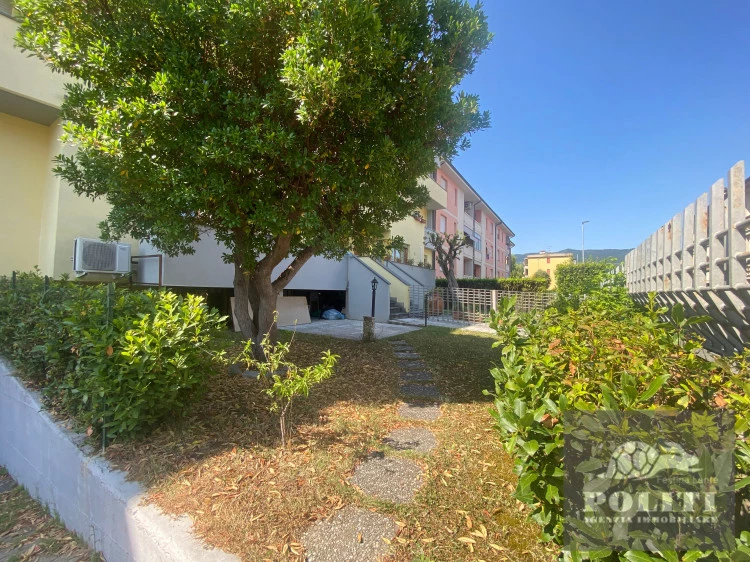appartamento con tre camere matrimoniali e taverna abitabile in ottima zona residenziale a Vinci garage e giardino privato