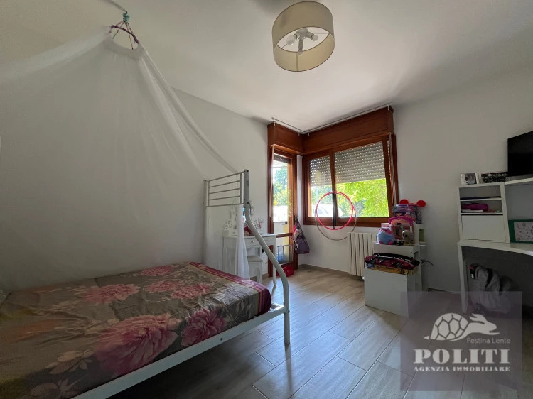 Spazioso appartamento con tre camere matrimoniali in ottima zona residenziale a Vinci con garage e giardino privato
