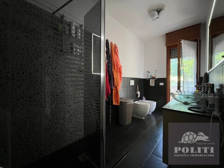 Spazioso appartamento con tre camere matrimoniali in ottima zona residenziale a Vinci con garage e giardino privato