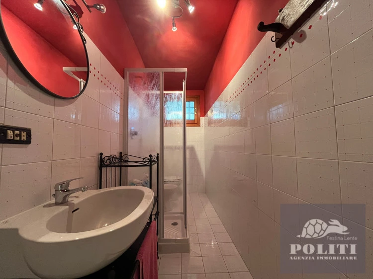appartamento con tre camere matrimoniali e taverna abitabile in ottima zona residenziale a Vinci garage e giardino privato