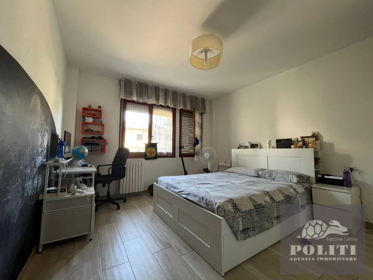 Spazioso appartamento con tre camere matrimoniali in ottima zona residenziale a Vinci con garage e giardino privato