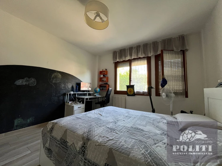 Spazioso appartamento con tre camere matrimoniali in ottima zona residenziale a Vinci con garage e giardino privato
